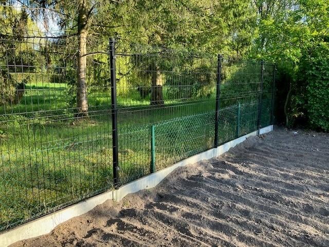 Draadpanelen + palen + betonplinten, Jardin & Terrasse, Clôtures de jardin, Clôture en treillis métallique simple, Aluminium, Comme neuf