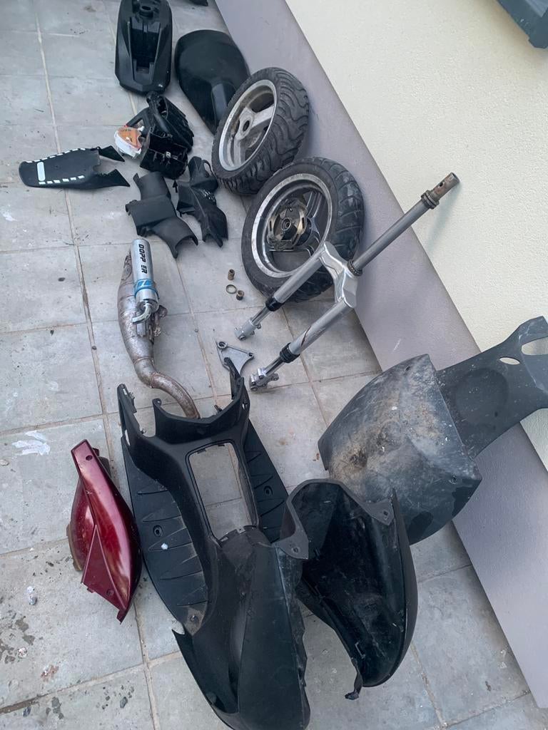 Lot pour Peugeot ludix, Fietsen en Brommers, Brommeronderdelen | Scooters, Zo goed als nieuw, Peugeot, Tank, Ophalen