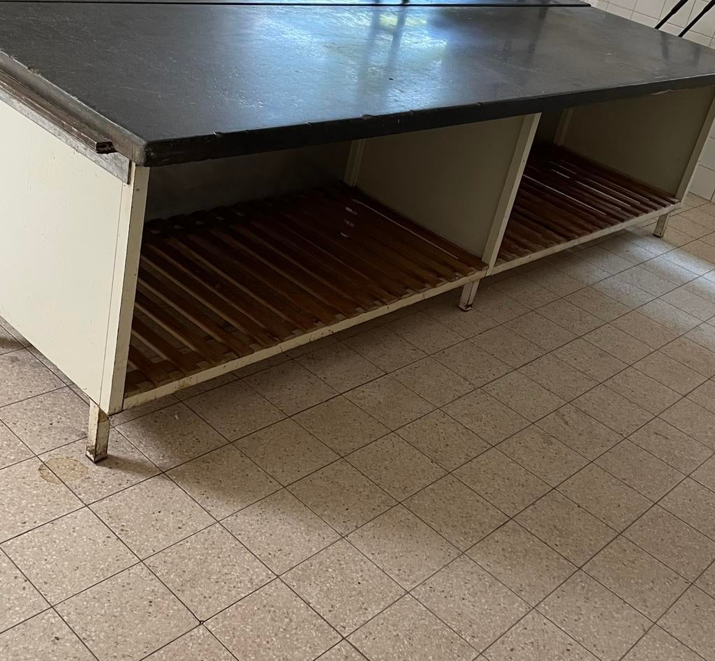 Marmeren tafel met metalen onderstel, Ophalen, Zo goed als nieuw
