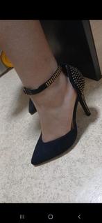 une paire de chaussures à talons hauts de la marque Sergio, Enlèvement