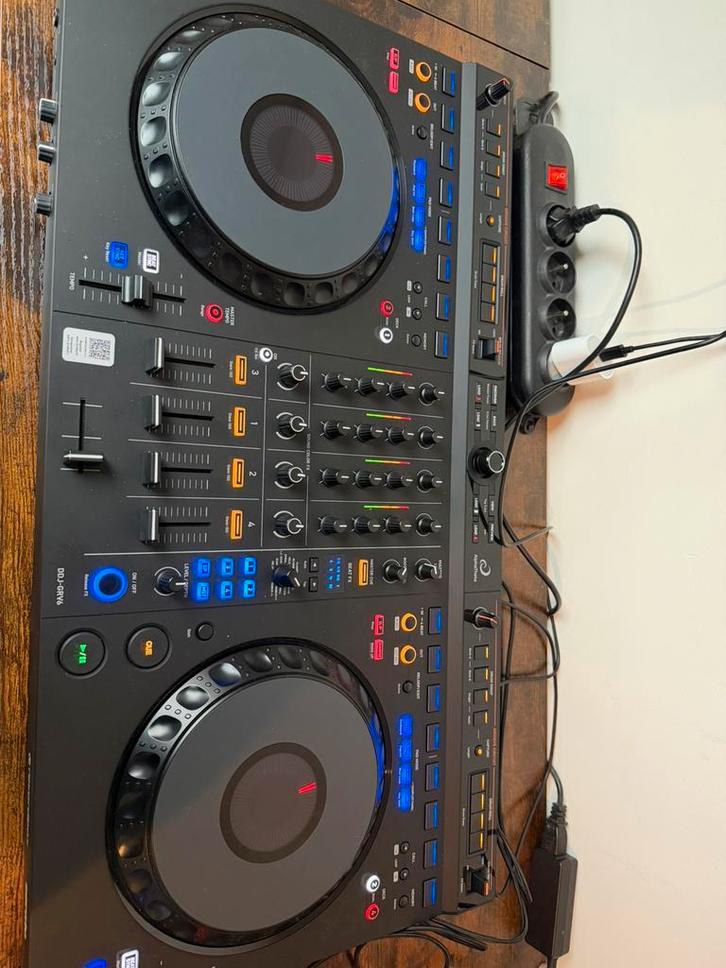 DDJ-GRV6 + Devine, Musique & Instruments, DJ sets & Platines, Comme neuf, Enlèvement ou Envoi