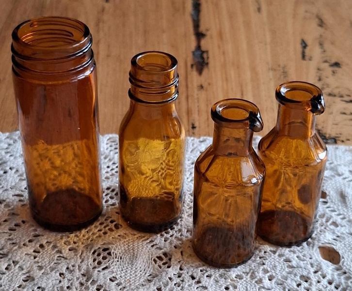 4 Vintage bruine glazen apothekers flesjes , 2 met tuitje, Antiquités & Art, Curiosités & Brocante, Enlèvement ou Envoi