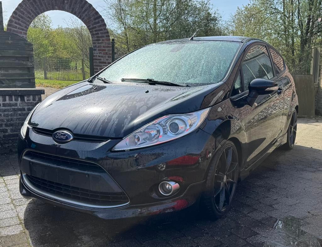 Ford Fiesta BLACK EDITION 1.6 134PK uit 2011, Voorwielaandrijving, Zwart, 4 cilinders, Zwart