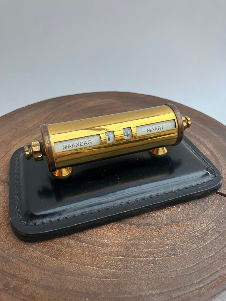 Calendrier perpétuel, laiton/cuir (‘50-‘60), Divers, Accessoires de bureau, Utilisé, Enlèvement ou Envoi