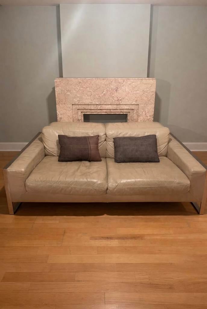 Canapé spacieux 2 places en cuir beige moderne Crozatier, Maison & Meubles, Canapés | Coins salons complets, Comme neuf, Cuir