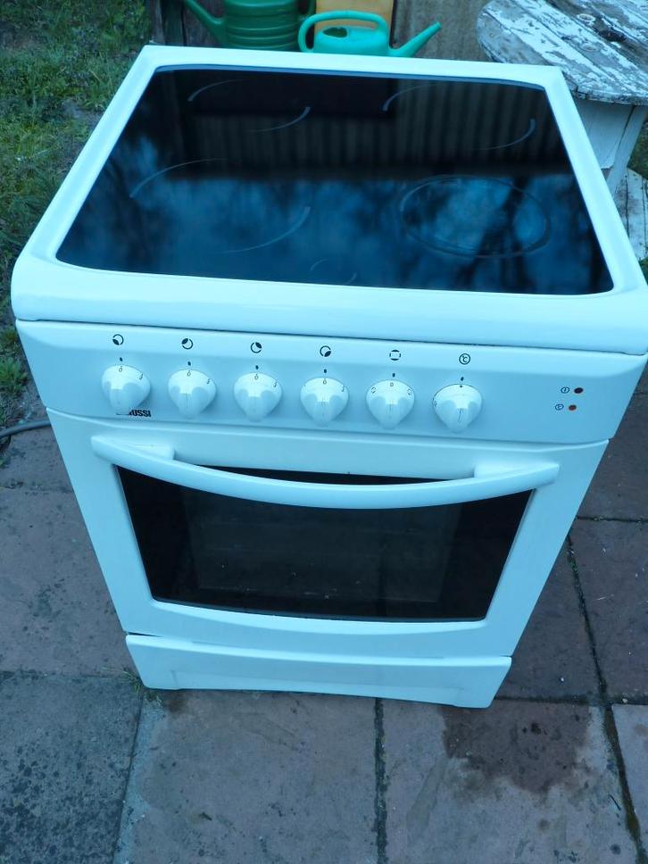 Fornuis met vitro-keramische kookplaat en hete lucht oven, Elektronische apparatuur, Fornuizen, Zo goed als nieuw, Vrijstaand