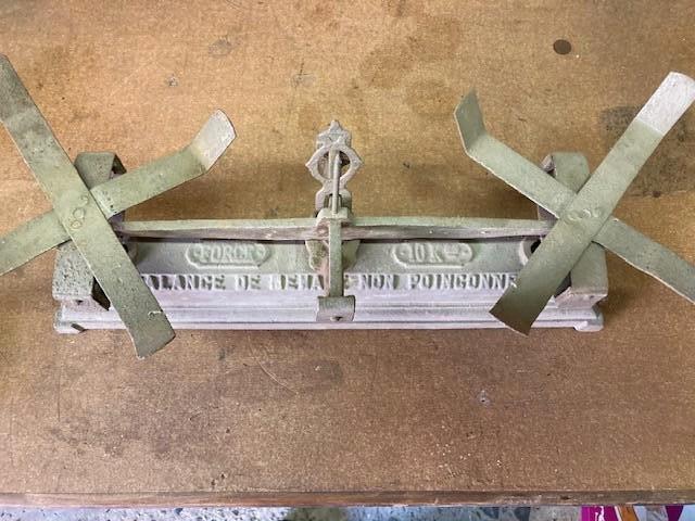 Weegschaal met gewichten, Enlèvement