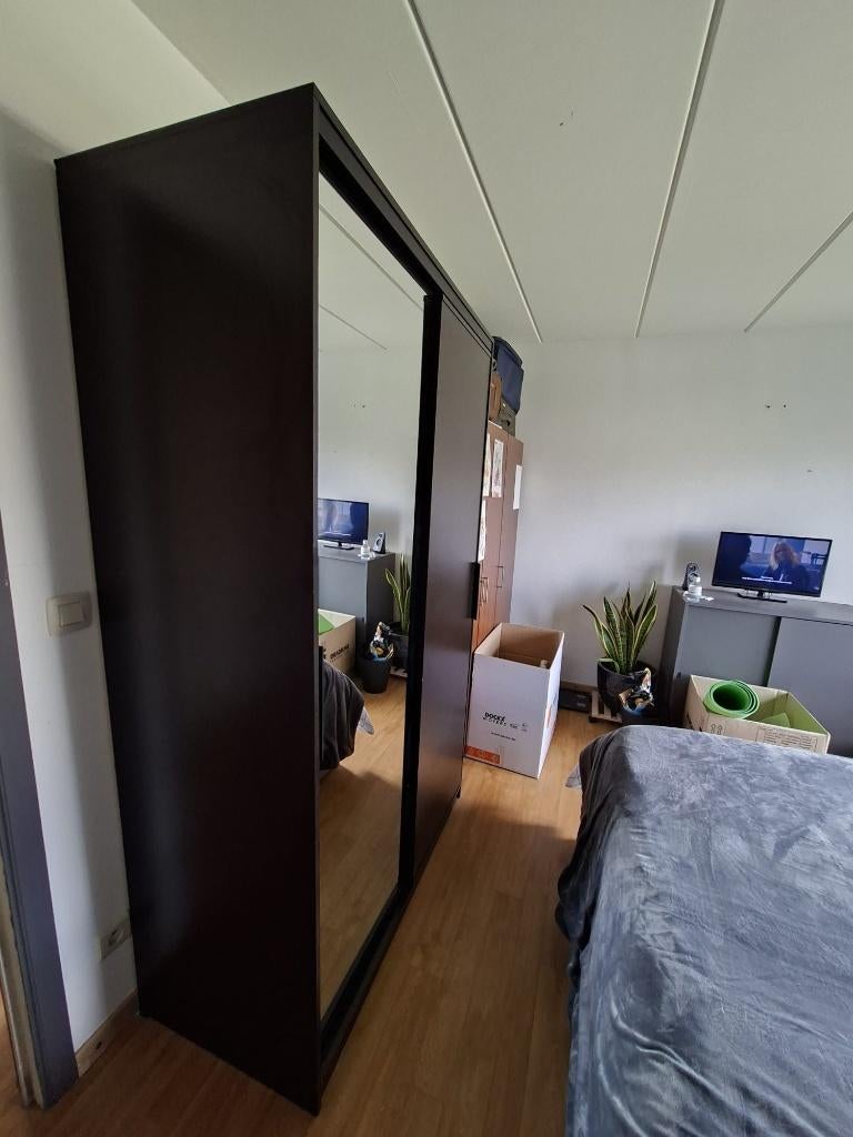 Zwarte kleerkast met spiegel., Ophalen, Met deur(en), Gebruikt, 100 tot 150 cm