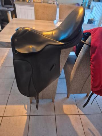 Dressuur zadel 17,5 beschikbaar voor biedingen