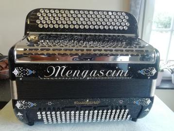 Accordeon mengascini F8 état neuf  7 registres 4 voix Do 3, Musique & Instruments, Accordéons, Autres marques, Avec valise, Comme neuf