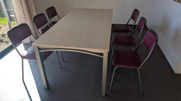 Tafel en stoelen beschikbaar voor biedingen