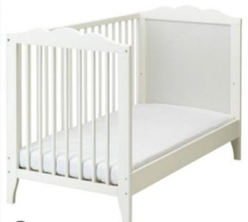 babybed ikea met matras en lakens. mooie staat beschikbaar voor biedingen