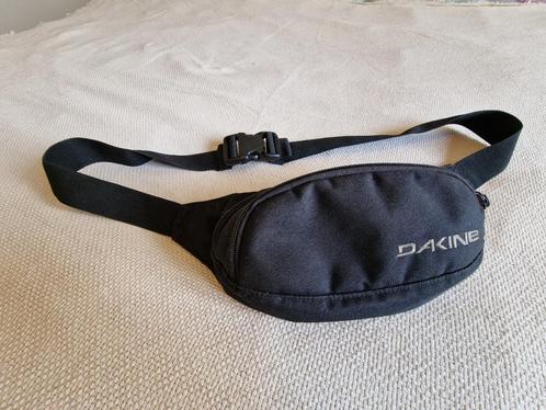 Dakine heuptas / crossbody tas – compact, stevig en handig, Handtassen en Accessoires, Tassen | Schoudertassen, Zo goed als nieuw