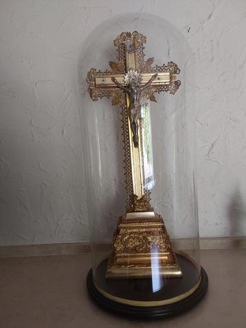 Kruisbeeld onder stolp