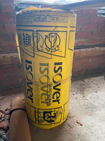 Nieuwe, ongeopende pakken isover glaswol isolatie beschikbaar voor biedingen