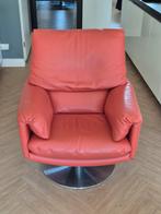 Fauteuil Leolux avec pouf assorti.