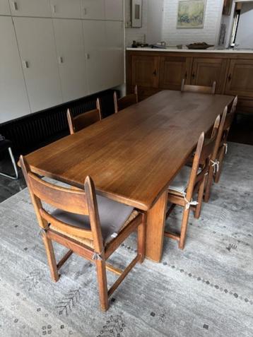 eiken eettafel met stoelen beschikbaar voor biedingen