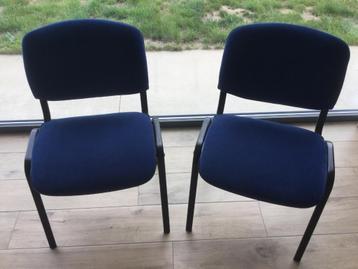 2 stoelen in blauw velours, met zwarte poten beschikbaar voor biedingen