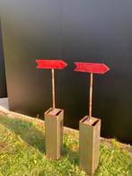 2 stalen bewegwijzeringspijlen, Ophalen, Gebruikt