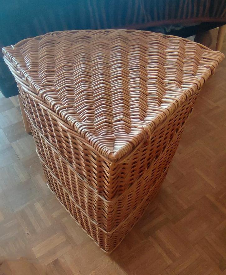 Grand panier d angle en rotin/osier rétro, Maison & Meubles, Accessoires pour la Maison | Plataux & Paniers, Comme neuf, Panier