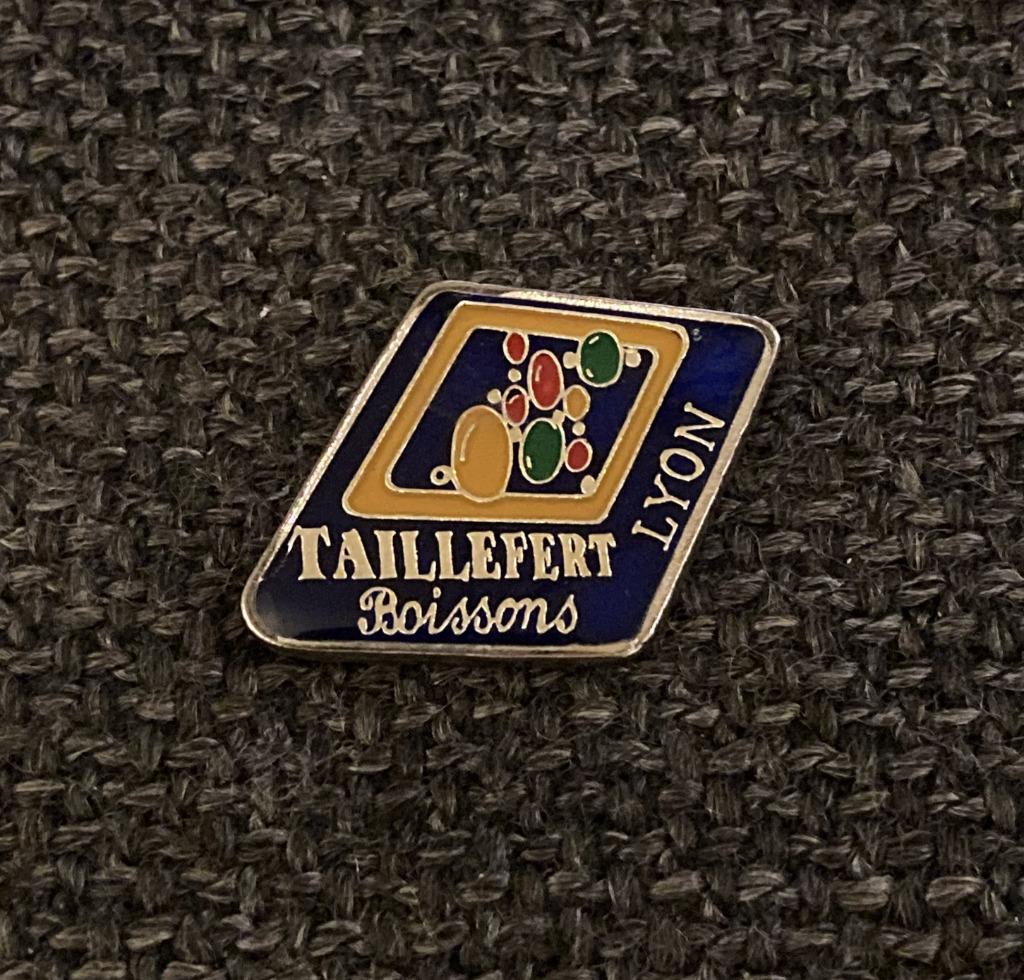 PIN - TAILLEFERT BOISSONS - LYON, Envoi, Utilisé, Autres sujets/thèmes, Insigne ou Pin's
