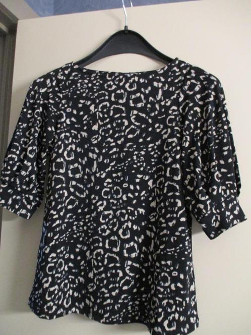 Zwarte blouse met mooi motief HM maat XS, Kleding | Dames, Blouses en Tunieken, Zo goed als nieuw, Maat 34 (XS) of kleiner, Zwart