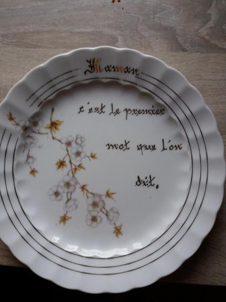 Très belle assiette décorative porcelaine liseré or 18 carat, Verzamelen, Porselein, Kristal en Bestek, Zo goed als nieuw, Bord of Schaal
