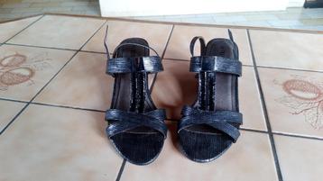 paire de chaussures élégantes noires beschikbaar voor biedingen