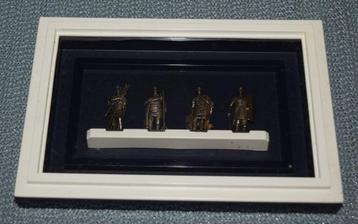 Kinder / 4 Metalen figuurtjes in kader / Origineel # 1 beschikbaar voor biedingen