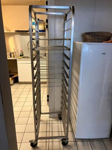 Regaalwagen beschikbaar voor biedingen