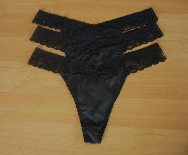 Set van 3 zwarte kanten satijnen strings van Hunkemöller MtL, Kleding | Dames, Ondergoed en Lingerie, Ophalen of Verzenden
