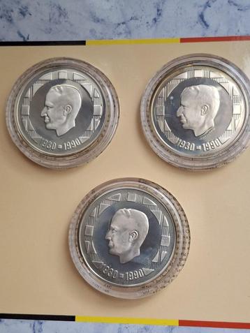 Doos met 3 munten van 500 frank , Koning Boudewijn 40 jaar  beschikbaar voor biedingen