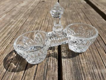 Dubbel zout- en peperzoutvaatje in gegoten glas beschikbaar voor biedingen