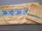 Handdoek en twee washandjes., Huis en Inrichting, Badkamer | Badtextiel en Accessoires, Ophalen of Verzenden, Nieuw, Geel, Handdoek