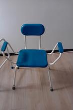 La chaise haute CONFORT présente 4 pieds réglables en hauteu