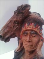 Indiaan figuur met paard op boomstam - 31 cm hoog