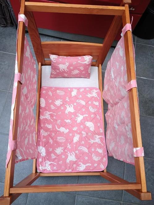 Houten poppenbed met beddengoed (Ikea), Kinderen en Baby's, Speelgoed | Houten speelgoed, Zo goed als nieuw, Meubelstuk of Keukentje