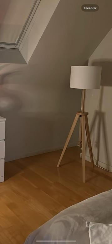 Houten driepoot vloerlamp met witte kap beschikbaar voor biedingen