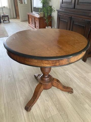 antieke ronde tafel beschikbaar voor biedingen