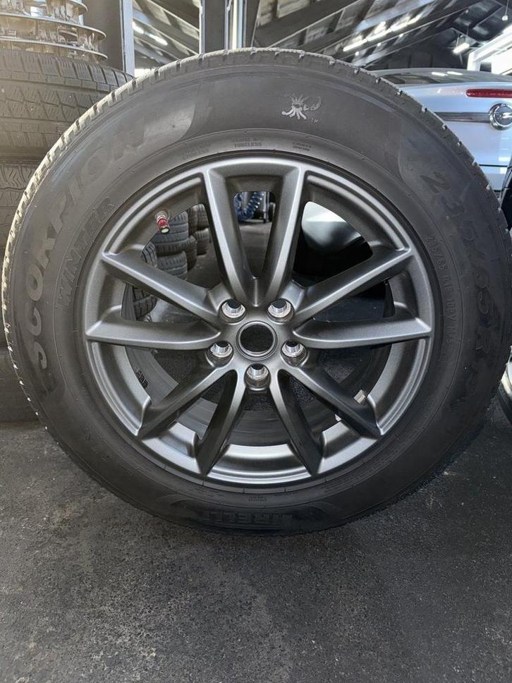 Landrover Pirelli winterbanden en velgen, Auto-onderdelen, Banden en Velgen, Band(en), Winterbanden, 19 inch, 235 mm, Personenwagen