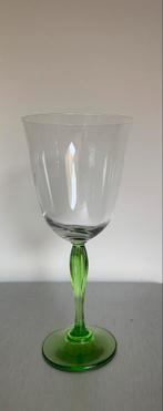 Wijnglazen 14 grote in kristalglas H 21,5cm - groene voet, Antiek en Kunst, Ophalen