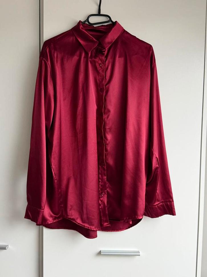Het overhemd voor dames is jong, elegant en zacht., Kleding | Dames, Blouses en Tunieken, Zo goed als nieuw, Maat 42/44 (L), Rood