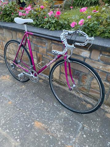 Roze stalen koersfiets beschikbaar voor biedingen