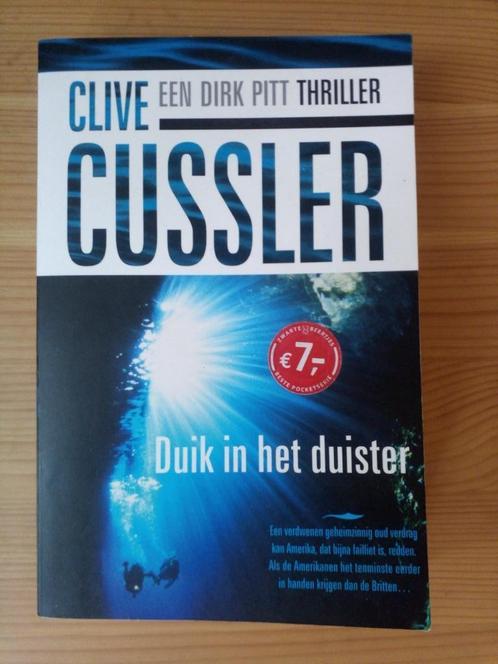 Clive Cussler: Duik in het duister (Dirk Pitt avontuur)- 3ex, Boeken, Thrillers, Gelezen, Amerika, Ophalen of Verzenden