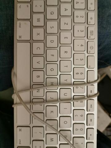 Apple toetsenbord met een draad connectie beschikbaar voor biedingen
