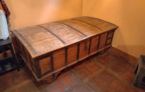 Antieke zware eiken koffer., Antiquités & Art, Antiquités | Meubles | Tables, Enlèvement