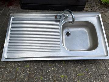 pompbak met kraan beschikbaar voor biedingen