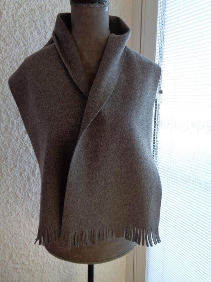 Echarpe grise. 140 X 25,5 cm., Kleding | Dames, Mutsen, Sjaals en Handschoenen, Zo goed als nieuw, Sjaal, Ophalen of Verzenden