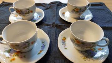 Set van vier vintage bekers met bloemen beschikbaar voor biedingen