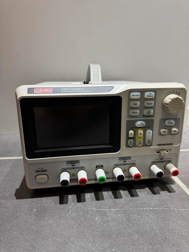RS PRO RSPD3303X-E labvoeding – 3 outputs – perfecte staat, Telecommunicatie, Zenders en Ontvangers, Zo goed als nieuw, Ophalen
